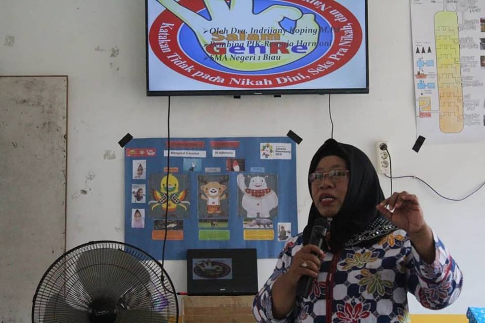 Ibu Indrijany Koping membawakan materi Pengembangan PIK-Remaja
